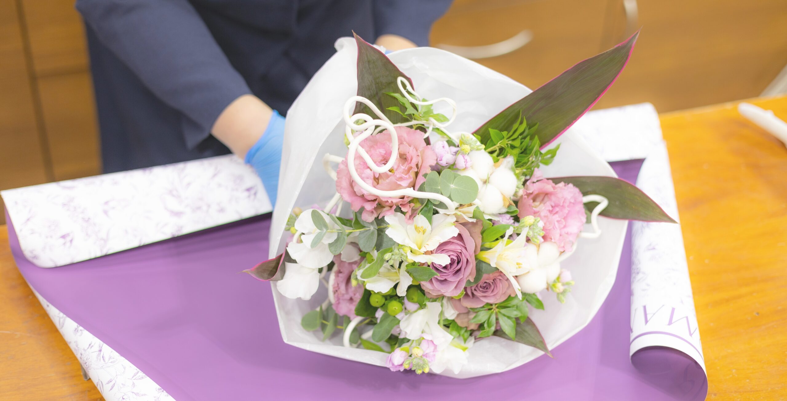 花束を作っている店員