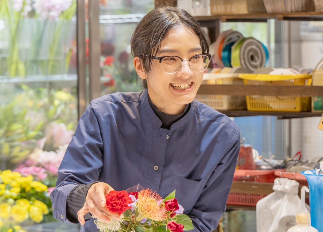 花束を作る笑顔の店員
